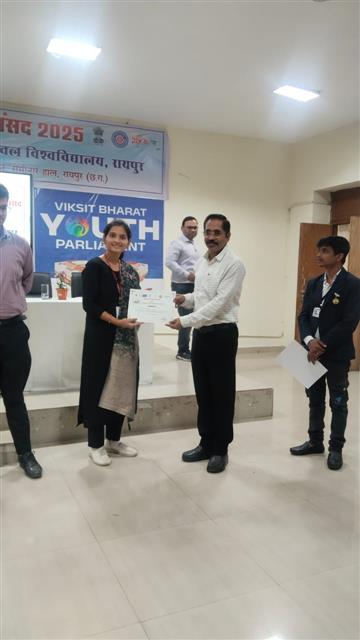 राष्ट्रीय युवा पर्यावरण संसद 2025 में विश्वविद्यालय स्तरीय भाषण प्रतियोगिता में द्वितीय स्थान अर्जित कर एम कॉम प्रथम सेमेस्टर की  छात्रा व रासेयो स्वय
