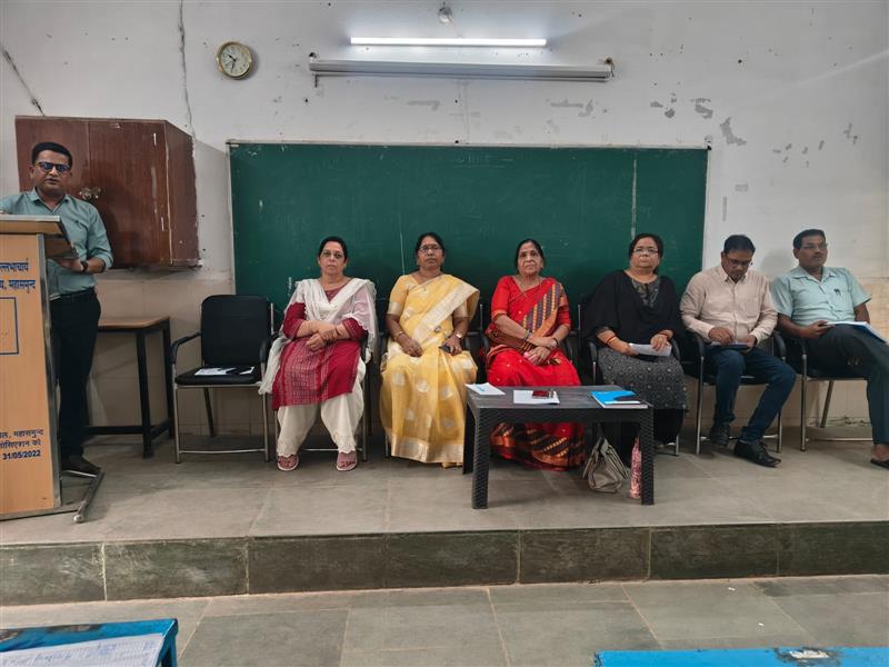 स्टाफ काउंसिल मीटिंग देना 