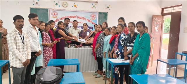 समाजशास्त्र विभाग मे इंटर्नशिप के तहत प्रशिक्षण उपरांत प्रमाण पत्र वितरण एवं सम्मान समारोह का आयोजन किया गया।