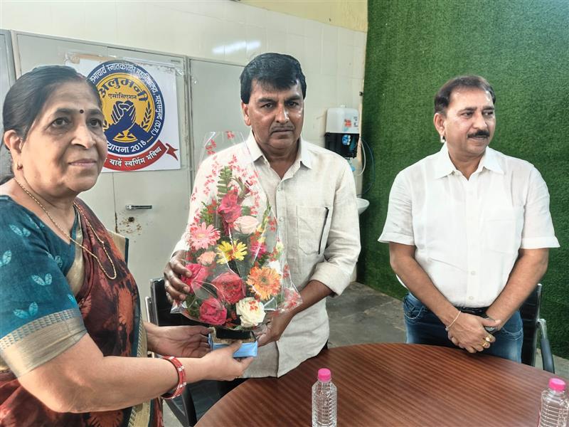 अलुमनी के पदाधिकारी एवं प्रबंध कार्यकारिणी की बैठक मे ं महाविद्यालय एवं विद्यार्थियों के विकास हेतु लिए गए महत्वपूर्ण निर्णय